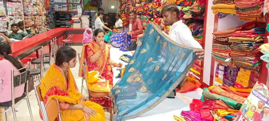 Ambedkar Nagar News: करवाचौथ की खरीदारी से बाजार गुलजार, कहीं चूड़ियों की खनक तो कहीं साड़ियों की चमक